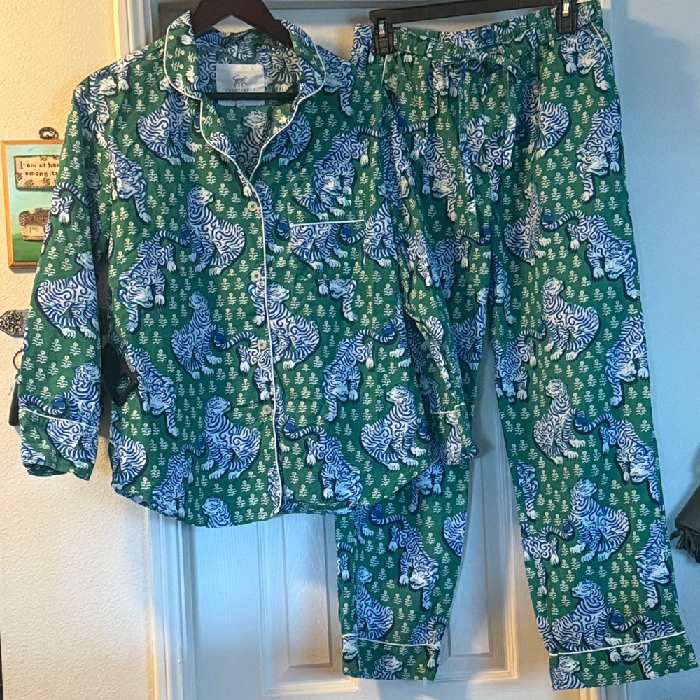 EUC Printfresh Tiger Queen long sleeve & pant pajama set